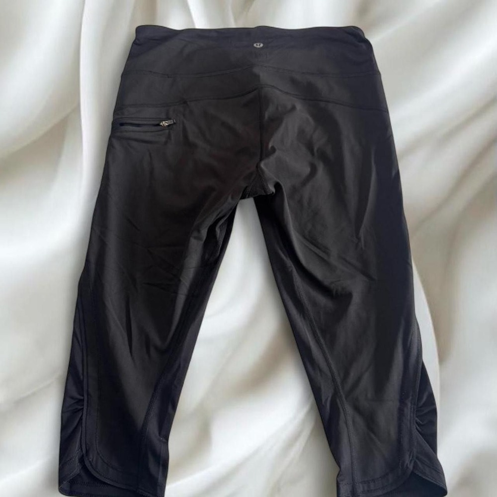 Y2K vintage black Lululemon capri leggings featuring zipper pockets